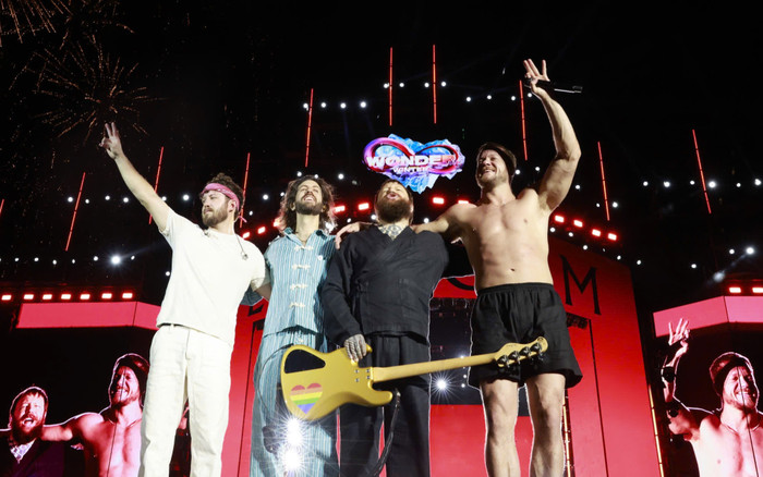 Imagine Dragons khoe 6 múi cuồn cuộn, 'dát vàng lỗ tai' fan Việt với loạt hit tỉ view Ảnh 2