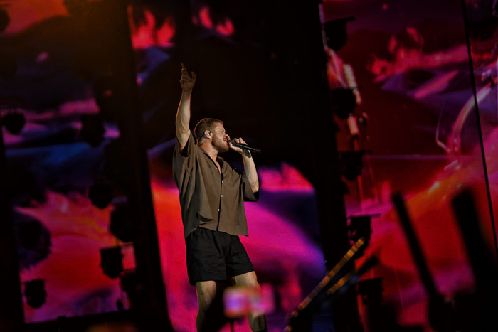 Dan Reynolds 'nuốt đĩa' khiến fan thích thú.