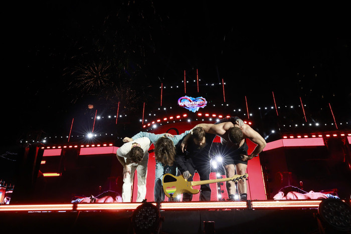 Imagine Dragons kết thúc đêm diễn đầy thành công trước chục nghìn fan hâm mộ Việt Nam.