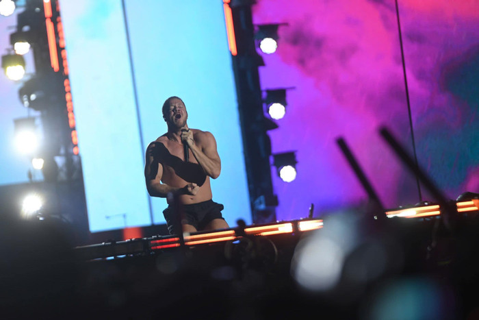 Fan Việt sướng rân trước màn khoe múi của Dan Reynolds.