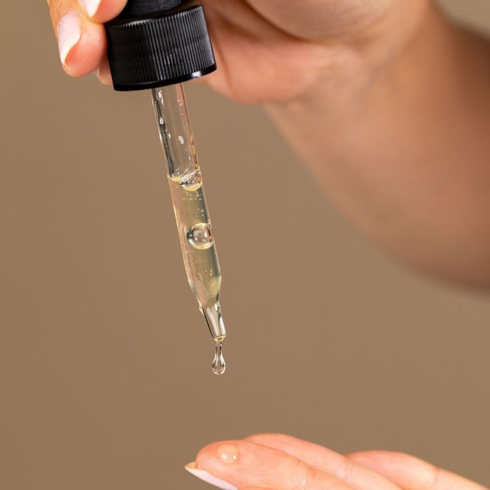  Retinol hoạt động như 'que thông ống', giúp làm sạch sâu lỗ chân lông và tái tạo làn da