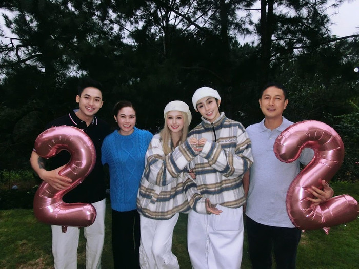 Gil Lê và Xoài Non tạo dáng thân mật trong sinh nhật của cô nàng. (Ảnh FBNV)