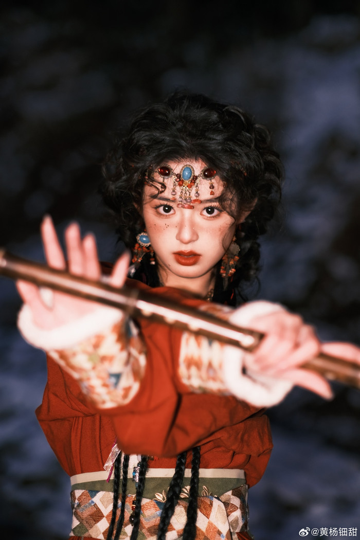 Hoàng Dương Điềm Điềm sớm bộc lộ tài năng nghệ thuật