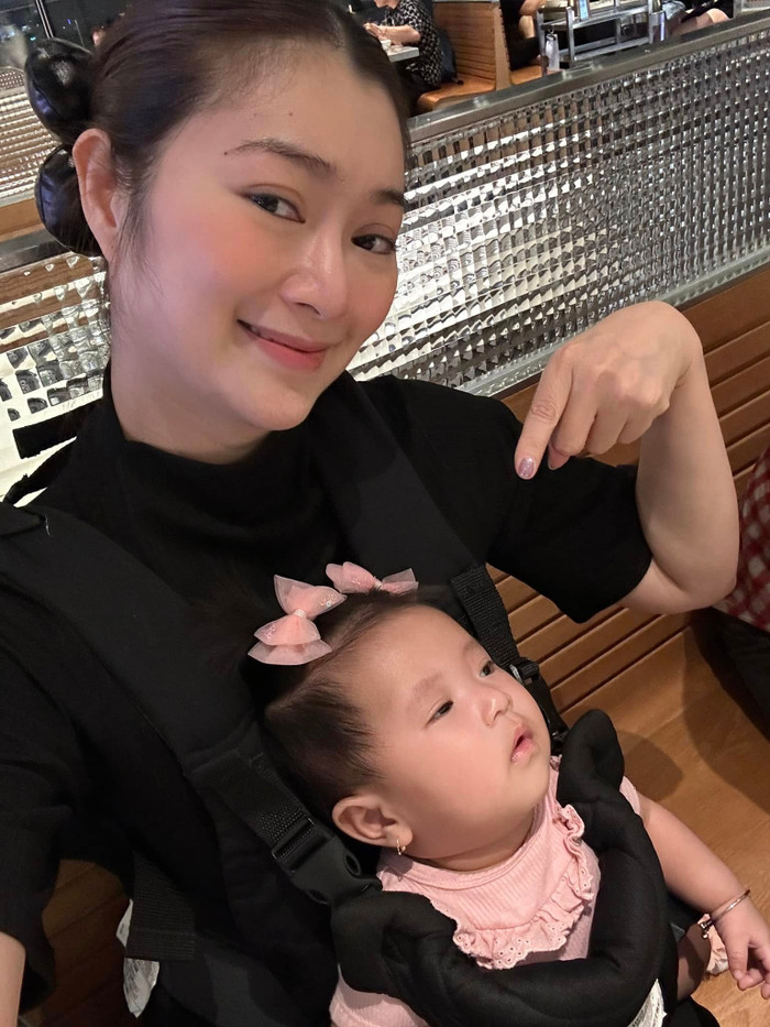 Cô hạnh phúc khi được làm mẹ ở tuổi 38. Ảnh: FBNV