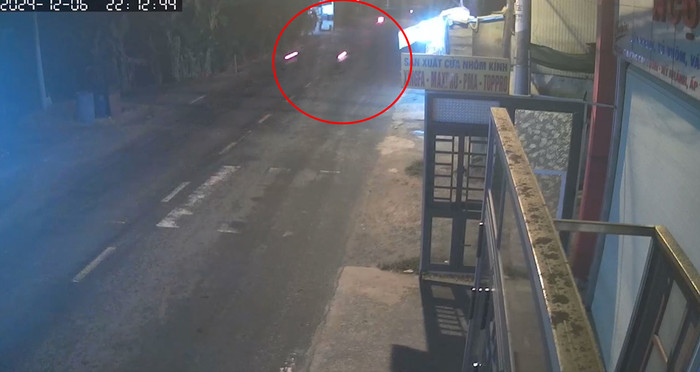 Camera an ninh cho thấy phía sau có hai xe máy đang truy đuổi nạn nhân.