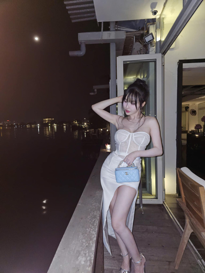 Vợ Minh Nhựa yêu thích mặc những món đồ tôn lên đôi chân thon dài. Ảnh: FBNV