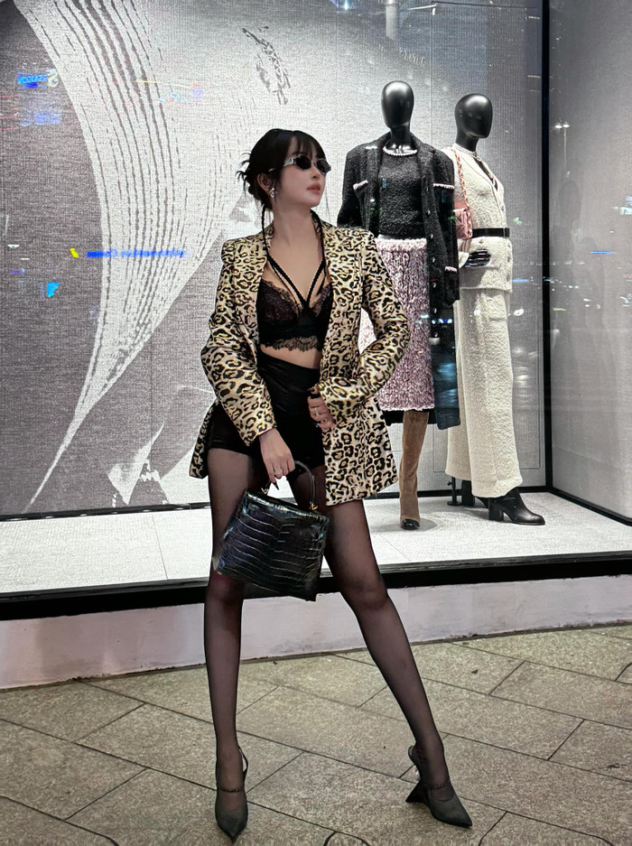 Vợ Minh Nhựa tự tin xuống phố. Ảnh: FBNV