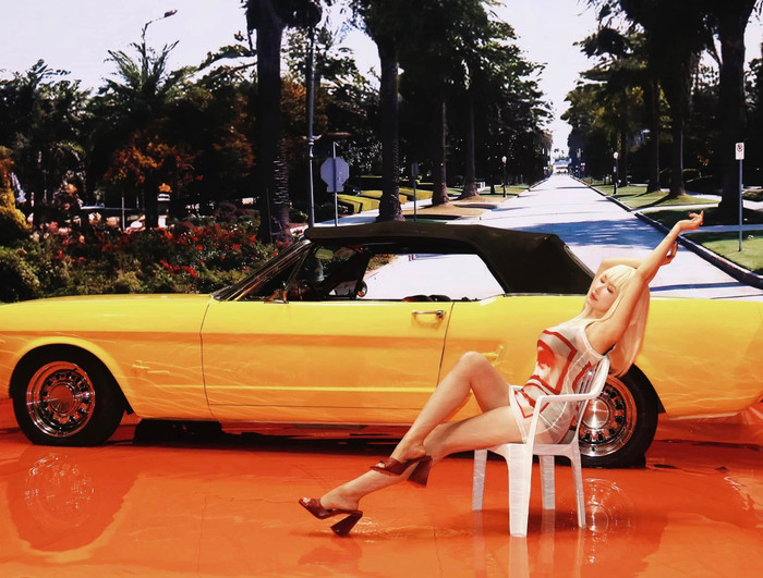 Vợ Minh Nhựa khoe chân thon dài bên cạnh siêu xe. Loạt ảnh này sau đó đã gây sốt mạng xã hội. Ảnh: FBNV