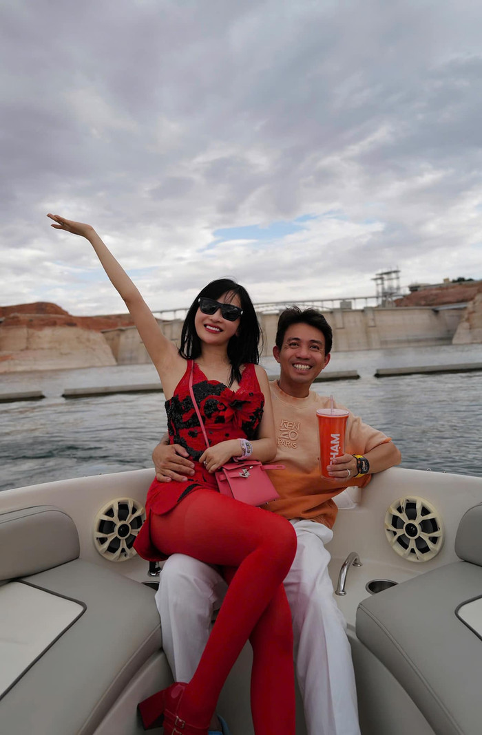 Minh Nhựa hết mực yêu chiều vợ, anh thường đưa bà xã đi du lịch, tận hưởng cuộc sống sang chảnh. Ảnh: FBNV