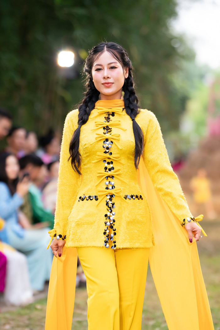 Sau thời gian dài vướng ồn ào, Nam Thư ghi điểm nhờ thần thái rạng rỡ.