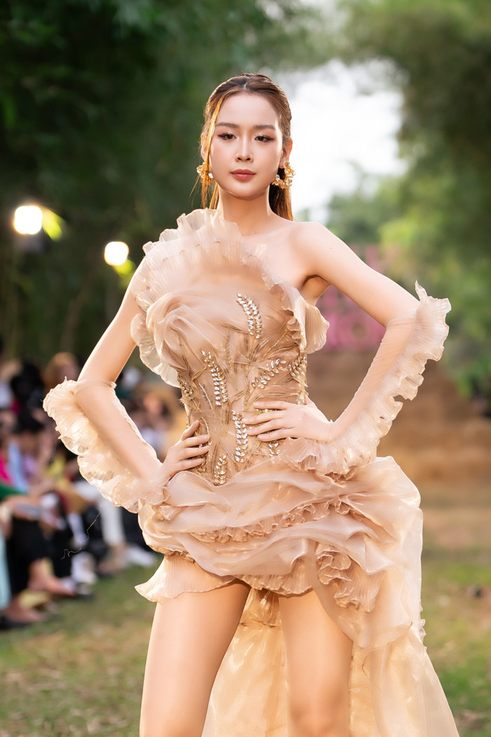 Hoa hậu Bảo Ngọc chiếm spotlight nhờ chiều cao nổi bật cùng khả năng catwalk chuyên nghiệp.