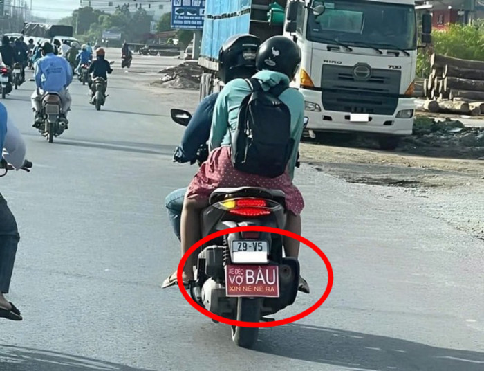 “Xe đèo vợ bầu, xin né né ra”.