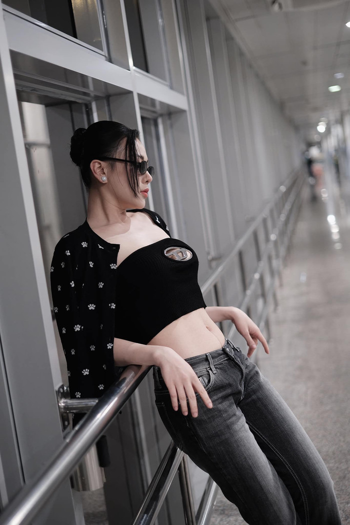 Phương Oanh lựa chọn trang phục năng động, cá tính nhưng không kém phần quyến rũ trong những hoạt động đời thường.