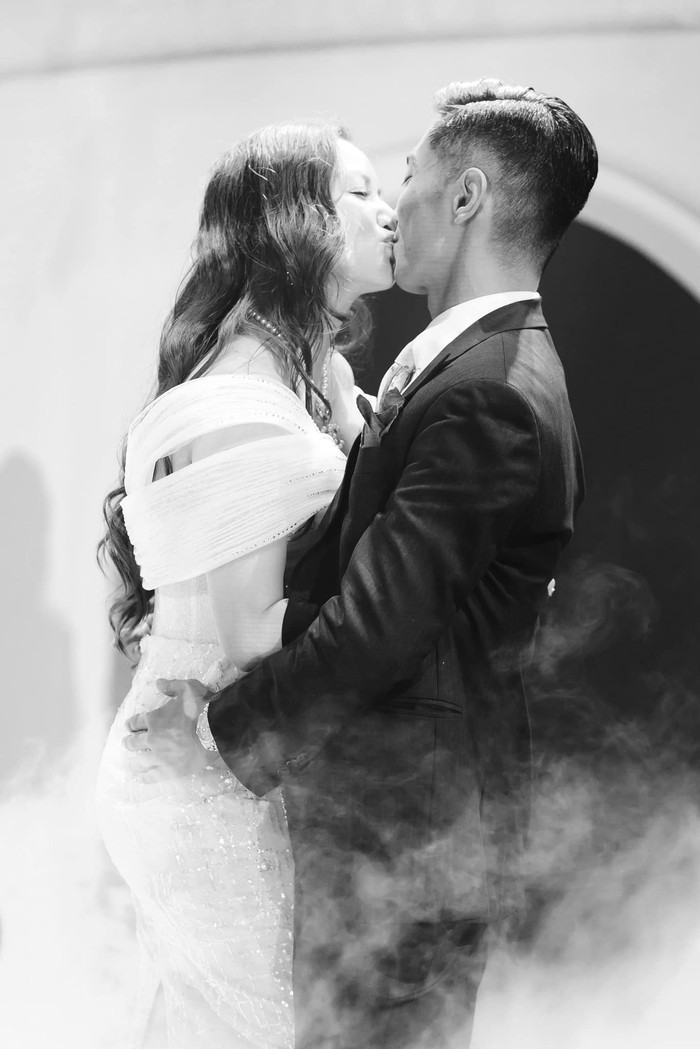 Khánh Thi và Phan Hiển có màn khóa môi cực kỳ ngọt ngào.