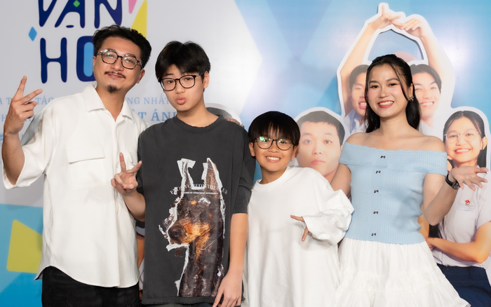 Hứa Minh Đạt - Lâm Vỹ Dạ và các con - bé Bánh Mì (áo xám) và Xá Xị (áo trắng) - BTC.