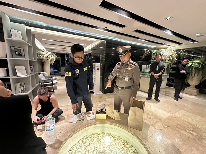 Có diễn viên, bác sĩ, giáo sư... tham dự buổi tiệc này. Hiện, các đối tượng đã bị đưa về đồn cảnh sát. (Ảnh: Khaosod)