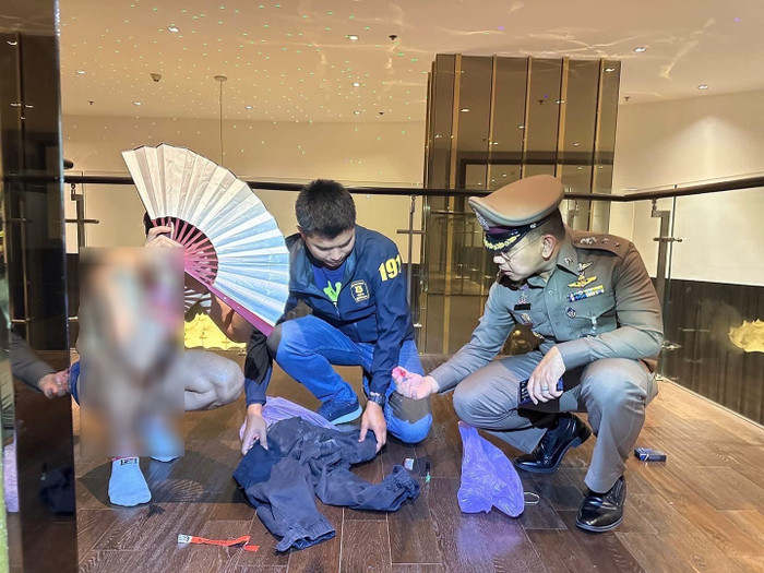 Lực lượng chức năng Thái Lan bắt giữ hơn 120 người tham dự tiệc ở khách sạn, có sử dụng chất cấm. (Ảnh: Khaosod)