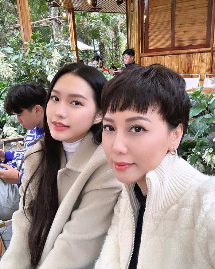 Bà xã Đoàn Văn Hậu thừa hưởng nhiều nét đẹp từ mẹ. Ảnh: FBNV