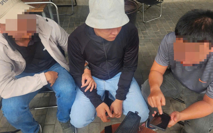 Bắt nhóm giả cảnh sát hình sự, trùm đầu tài xế ôtô Grab để cướp Ảnh 2