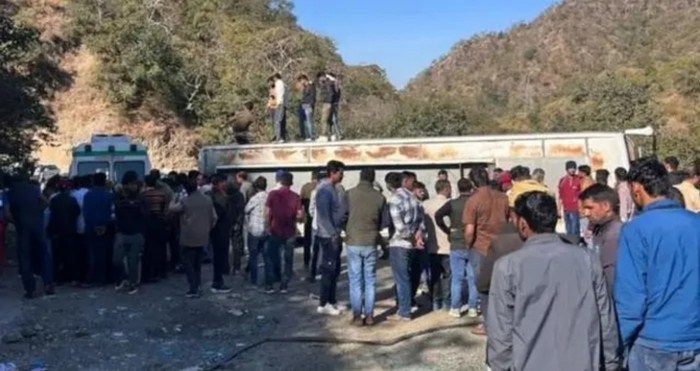 Hiện trường xe buýt bị lật ở Rajsamand, Rajasthan. Ảnh: Người đưa tin.