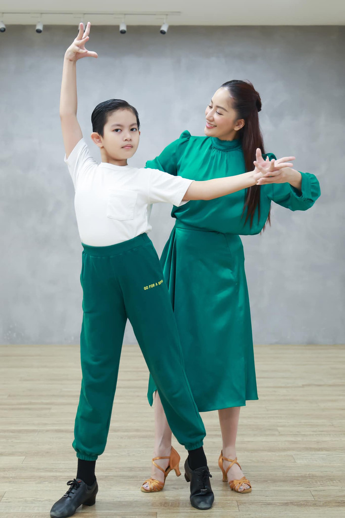 Kubi Minh Cường - con trai Khánh Thi và Phan Hiển bộc lộ rõ năng khiếu và đam mê với bộ môn dancesport từ bé. (Ảnh: FBNV)