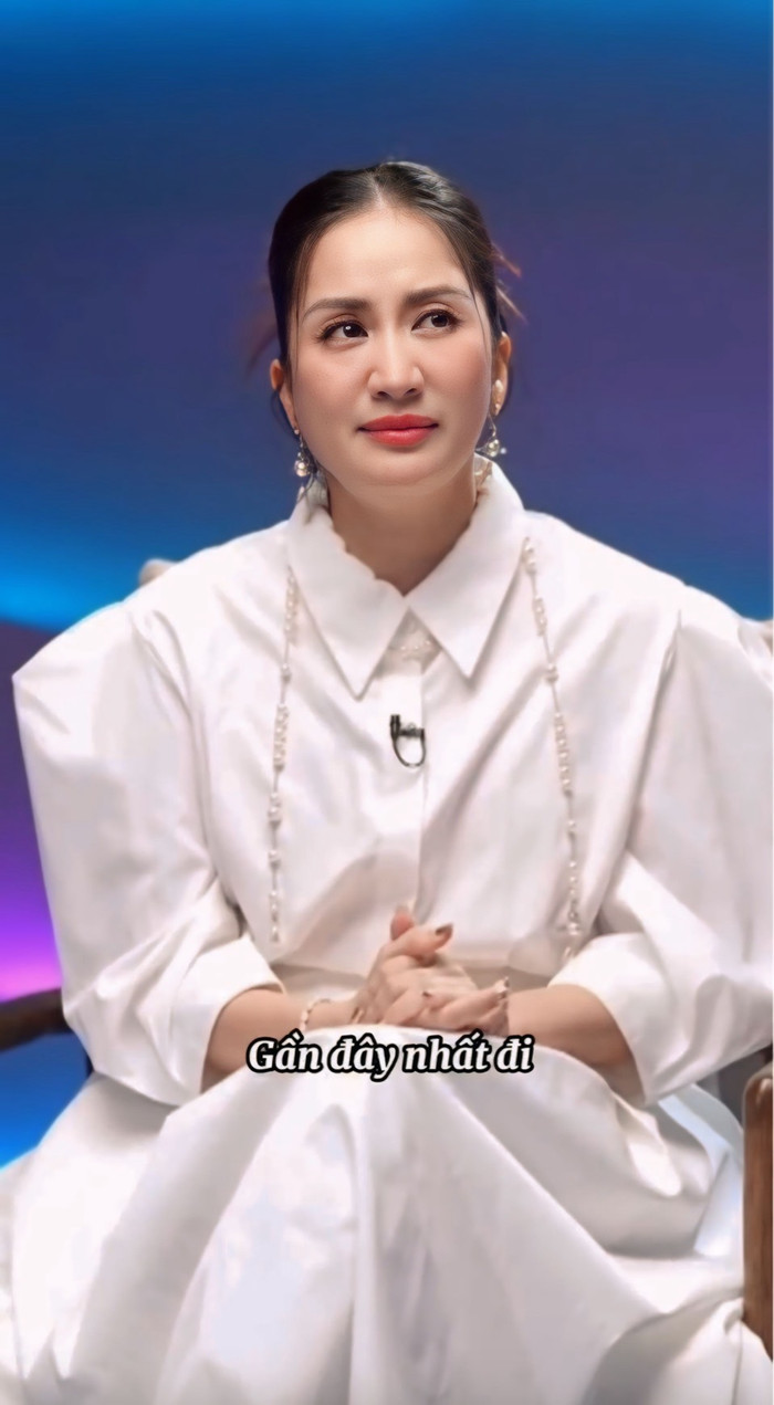 Khánh Thi cho biết khi con trai đạt được 6 huy chương vàng, cô cũng chỉ mỉm cười, không dám chúc mừng vì sợ mọi người nghĩ mình thiên vị cho người nhà. (Ảnh: Chụp màn hình)