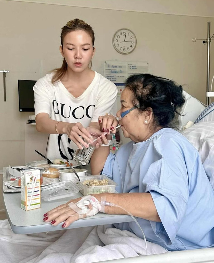 Nữ ca sĩ đang đi diễn hội chợ, gục ngã sau khi nhận được cuộc gọi từ số ba ruột Ảnh 3
