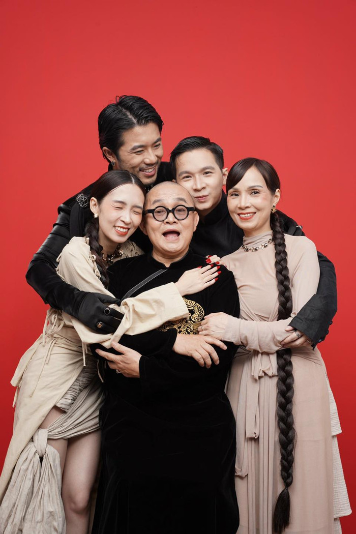 Showbiz 24h: Đại gia đình nghệ sĩ Xuân Hinh đã nhận được nhiều lời chúc tốt đẹp từ đông đảo khán giả. Ảnh: FBNV