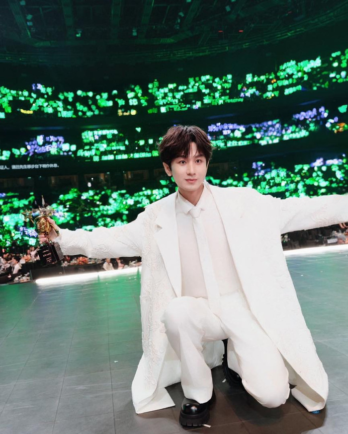 Thành Nghị 'check in' với biển xanh của người hâm mộ sau khi nhận cúp.