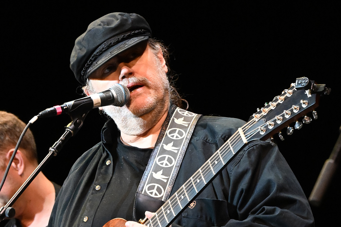 Tình trạng của nam ca sĩ lên cơn đột quỵ khi đang đi lưu diễn Ảnh 1