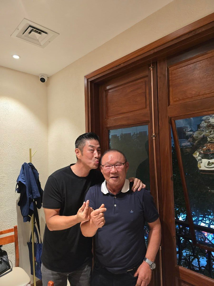 HLV Park Hang Seo vừa đăng tải hình ảnh dùng bữa tối với thiếu gia tập đoàn 100 tỷ USD. Ảnh: Park Hang Seo