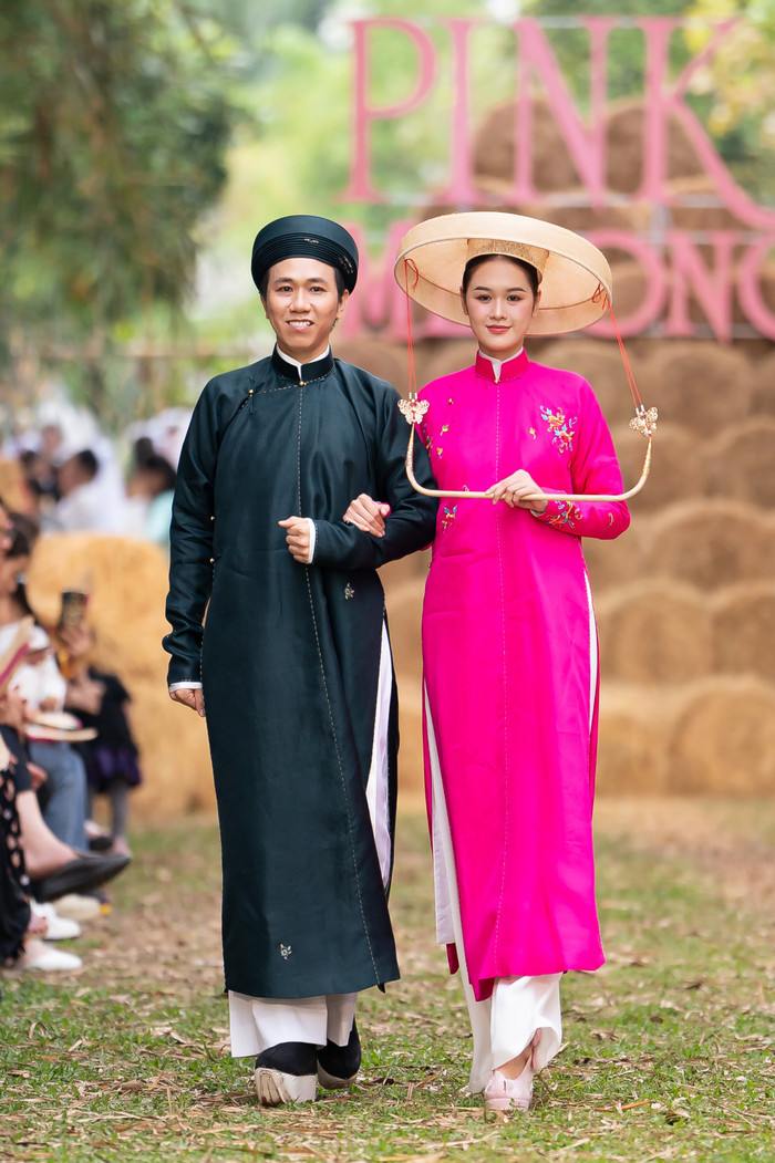 Mới đây, show diễn Pink Show 5 đã diễn ra tại cồn Ấu, Cần Thơ. Trong đó, BST 'Tơ Lụa Giao Thời' của NTK Nguyễn Trường Duy đặc biệt gây chú ý khi đem trend đám cưới bên cồn lên sàn diễn. Tất cả các model tham gia trình diễn trong bộ sưu tập của nhà thiết kế đều di chuyển khoảng 180 km từ TP.HCM về địa điểm diễn. 