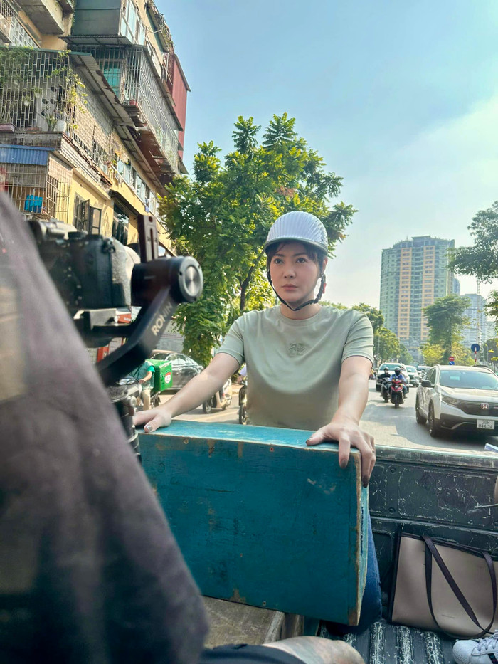 Thanh Hương không ngần ngại thời tiết, hoàn cảnh khó để nhập vai một cách trọn vẹn nhất. Ảnh: FBNV