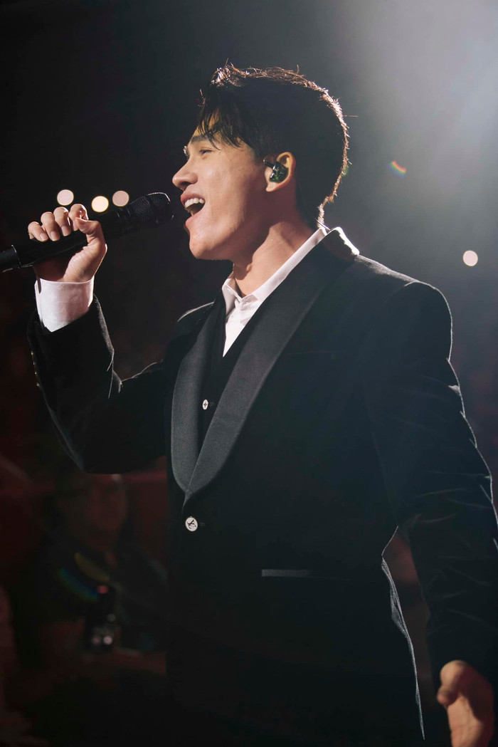 Nam ca sĩ Việt hát trên đường phố Úc, gây xôn xao vì không ai quan tâm Ảnh 4