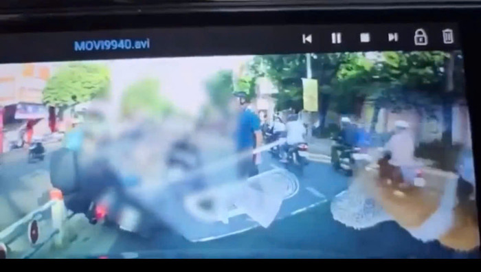 Nam thanh niên bị đánh, đạp ngã xuống đường