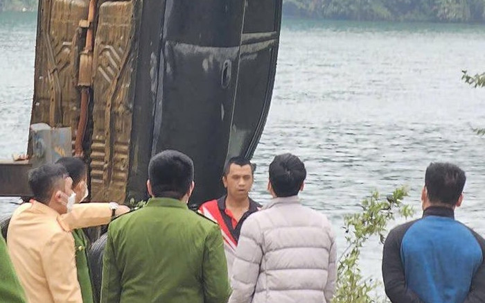 Phát hiện thi thể trong ôtô rơi xuống lòng hồ thủy điện Hòa Bình Ảnh 2