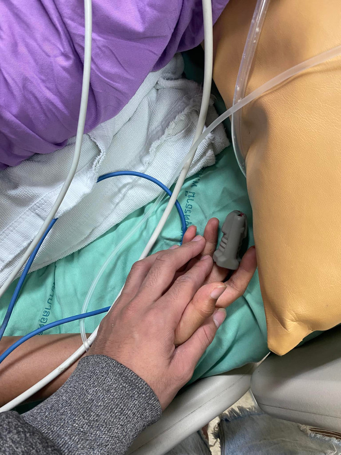 Bạn trai nhạc công túc trực tại giường bệnh, hết mực chăm sóc nữ ca sĩ. Ảnh: Sưu tầm