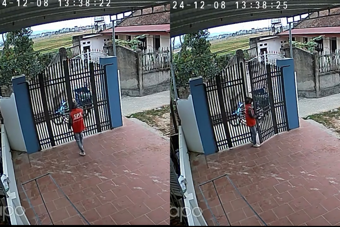 Sau khi giao hàng anh shipper đi ra ngoài bằng cổng chính của nhà.