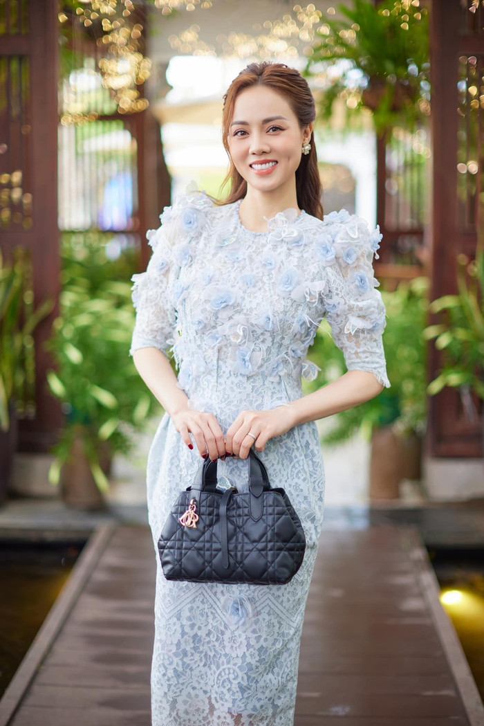 Trong cùng thương hiệu kể trên, vợ Công Lý còn sở hữu thêm một mẫu túi khác mang chất liệu da lỳ, có quai xách. Thiết kế này được tạo điểm nhấn bằng phần móc khoá ánh vàng. Giá trị của mẫu túi xách hàng hiệu rơi vào khoảng 3500 USD (khoảng 88 triệu đồng).