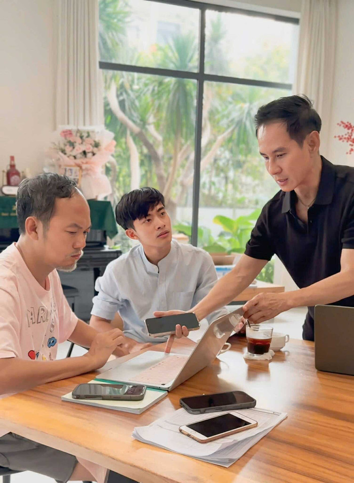 Long Đẹp Trai, Lê Tuấn Khang, đạo diễn Lý Hải (từ trái sang) làm việc nghiêm túc cho Lật Mặt 8.