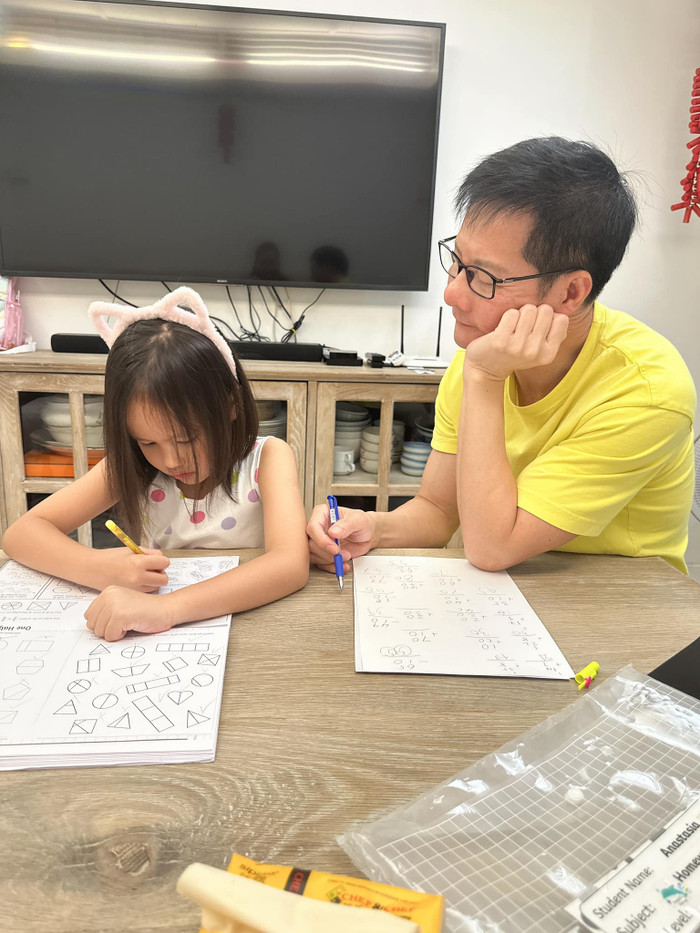 Chồng Phan Như Thảo dành nhiều thời gian để chăm sóc, đưa đón con gái đi học và chơi cùng con. (Ảnh: FBNV) 