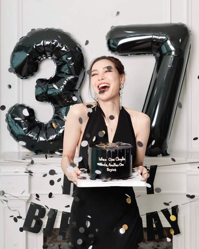 So với bộ ảnh sinh nhật tuổi 37, Yok Thanyakant có hướng đi táo bạo hơn cả nhưng bị công chúng đánh giá phản cảm.