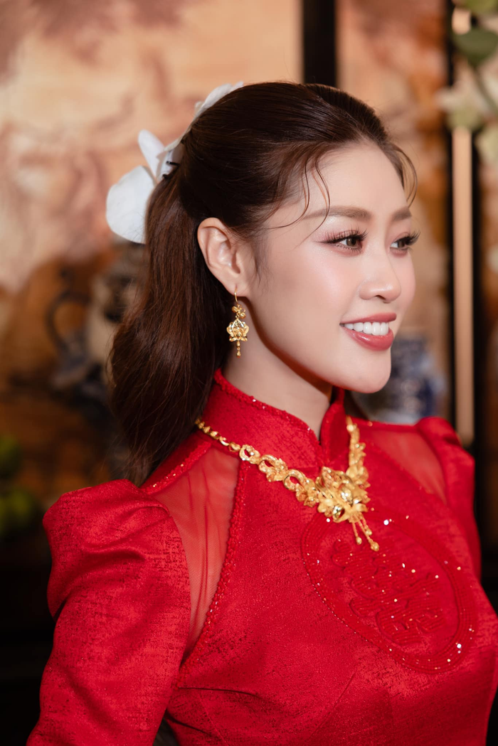 Khánh Vân nhận được nhiều vòng vàng từ mẹ ruột trong đám hỏi cùng ông xã hơn 17 tuổi. 