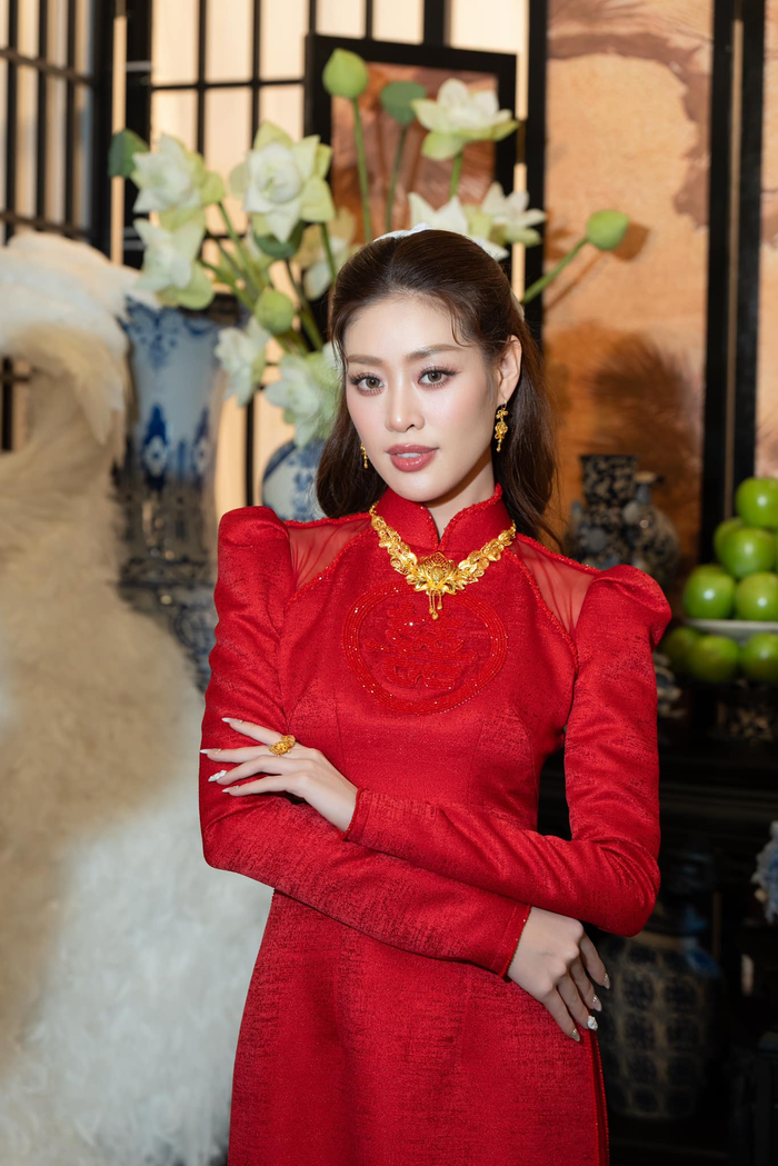 Hoa hậu Khánh Vân khoe trang sức được nhận từ mẹ ruột hậu đám hỏi. 