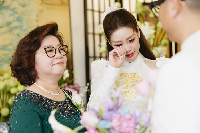 Khánh Vân khóc trong đám hỏi khi được mẹ cầm tay trao lại cho ông xã. 