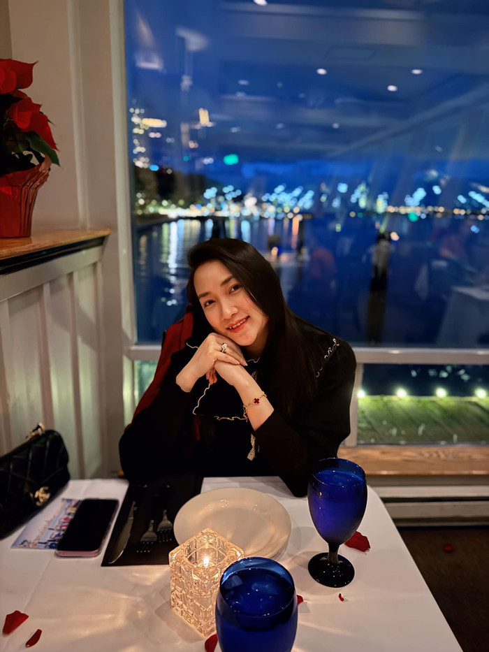 Yến Phương hạnh phúc trong ngày kỉ niệm. Ảnh: FBNV