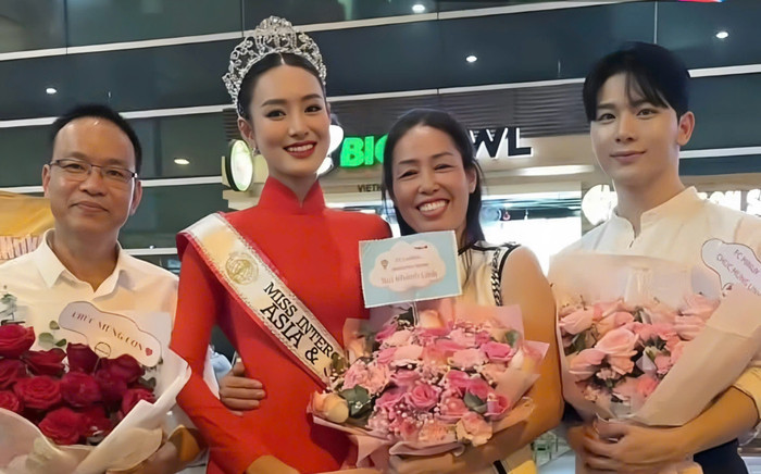 Minuk ôm hoa, đón Bùi Khánh Linh về nước Ảnh 2
