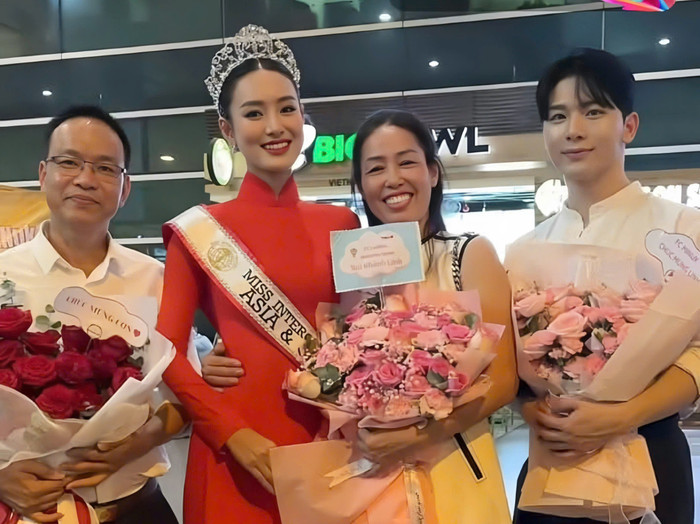 Minuk chụp ảnh cùng gia đình Bùi Khánh Linh.