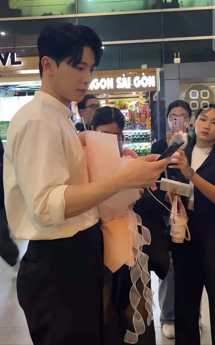 Hình ảnh Minuk ôm hoa mừng Á hậu Bùi Khánh Linh trở về Việt Nam được người hâm mộ ghi lại.
