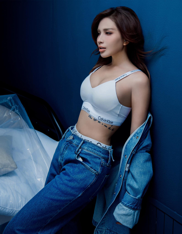 Khả Như hở bạo, khoe vóc dáng gợi cảm cùng thần thái quyến rũ ở tuổi 37. (Ảnh: FBNV)